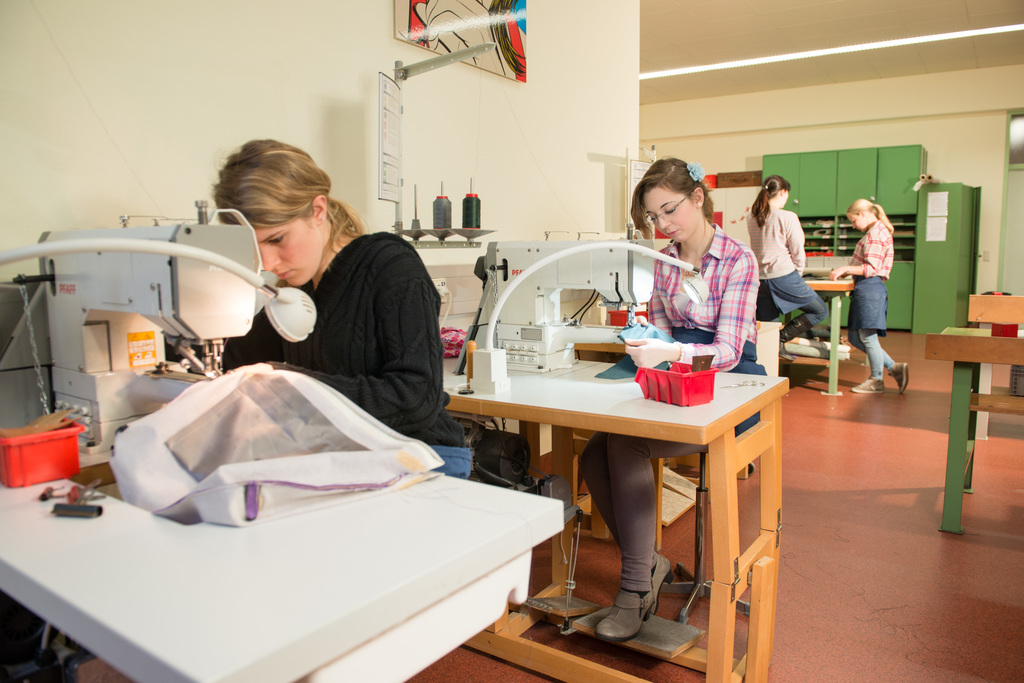 Schüler beim Arbeiten in der Lederwerkstätte