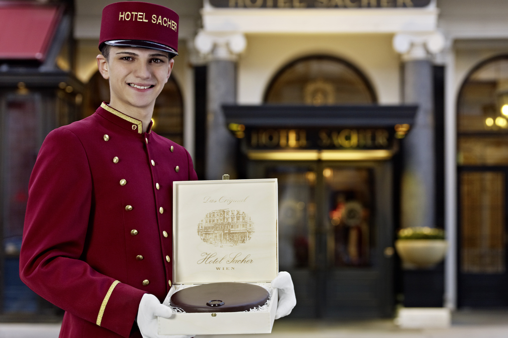 Портье. Портье в гостинице. Швейцар девушка. Bellboy в гостинице.