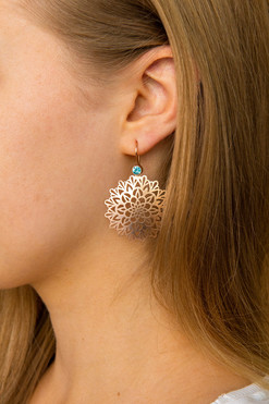 Ornament Ohrringe in Rosegold mit blauem Zirkon