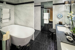 Marmor-Badezimmer mit Badewanne in der Krone von Lech
